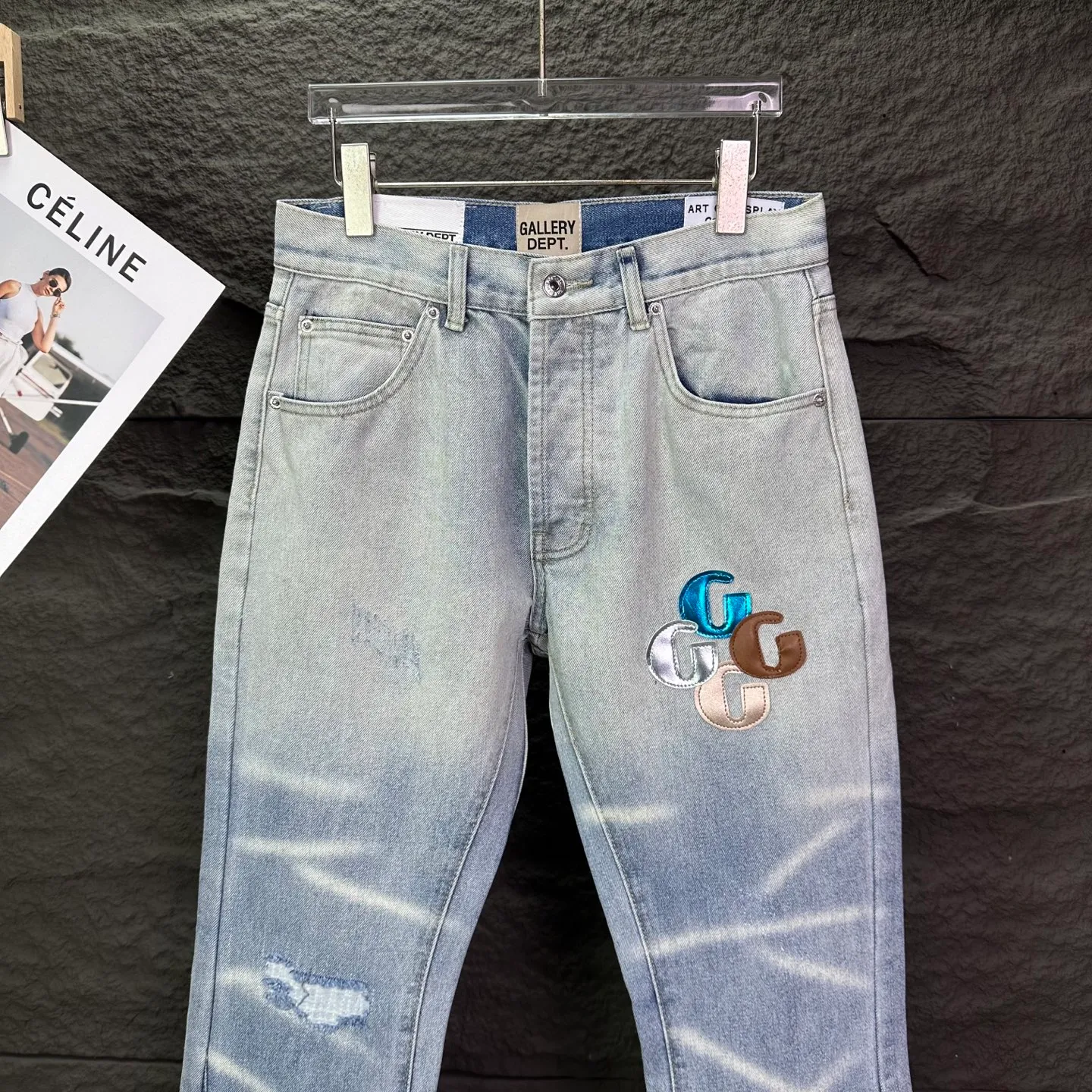 P240 GALLERY DEPT. 2026 New Colorful Skin Embroidered Letter Splicing Couple Style Washed Loose Bootcut Jeans 🔥High Version🔥High Version🔥 Top Ceiling Quality Styles with different washed textures are very friendly to people with thin legs and thick legs. The bootcut version is very flattering to the leg shape. Moderate length that never goes out of style, easy and casual to match, basic styling for various styles, a must-have in the wardrobe! The fabric is stiff but also makes the upper body soft without losing texture. The washing process is even more perfect. It is a must-have item for everyone! ! ! Washed wheat, hang tag, pants label, complete with three labels Color: light blue Size: 28, 30, 32, 34, 36 (five sizes)